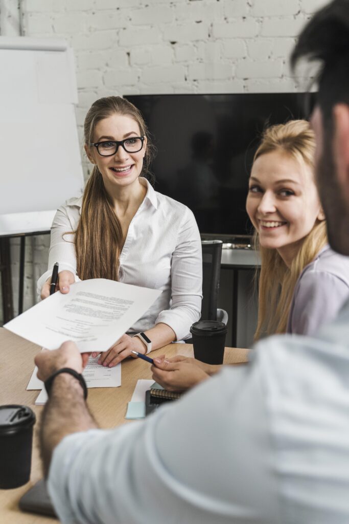 hommes d affaires professionnels discutant de la strategie d entreprise